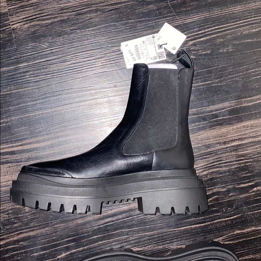 BNWT Zara low heeled lug sole LEATHER ankle boots